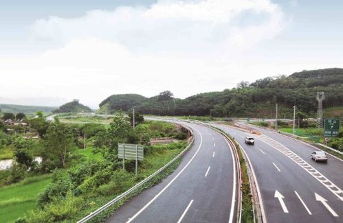 高速公路上遇到雨雪天气会怎么样