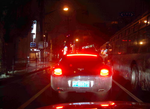 夜间驾驶车辆时，应该注意?