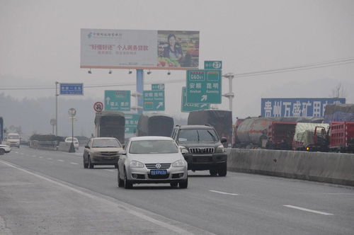 在高速公路上遇到雨雪