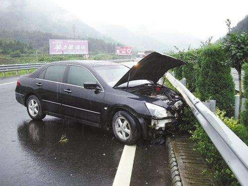 汽车雨雪天开什么灯